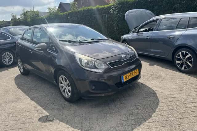 Kia Rio (2012) thumbnail 3