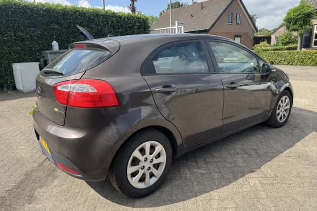 Kia Rio (2012) thumbnail 6