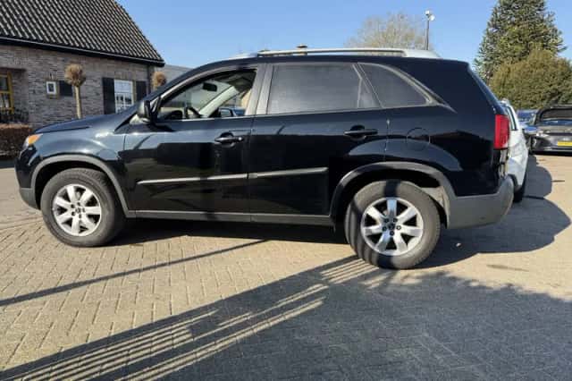 Kia Sorento (2011) thumbnail 3