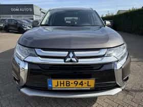 Mitsubishi Outlander (2017) thumbnail 2