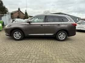 Mitsubishi Outlander (2017) thumbnail 11