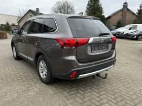 Mitsubishi Outlander (2017) thumbnail 12