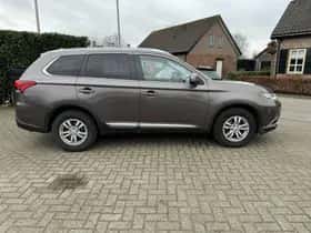 Mitsubishi Outlander (2017) thumbnail 15