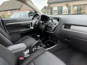 Mitsubishi Outlander (2017) thumbnail 16