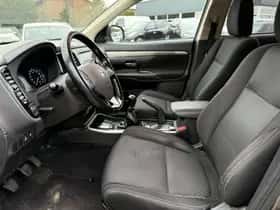 Mitsubishi Outlander (2017) thumbnail 19