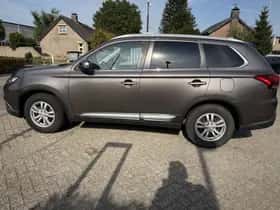 Mitsubishi Outlander (2017) thumbnail 3