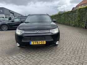 Mitsubishi Outlander (2013) thumbnail 2