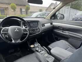 Mitsubishi Outlander (2013) thumbnail 12