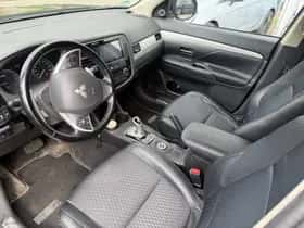 Mitsubishi Outlander (2013) thumbnail 8