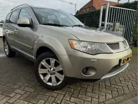 Mitsubishi Outlander (2009) thumbnail 2