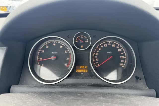 Opel Astra (2010) thumbnail 2