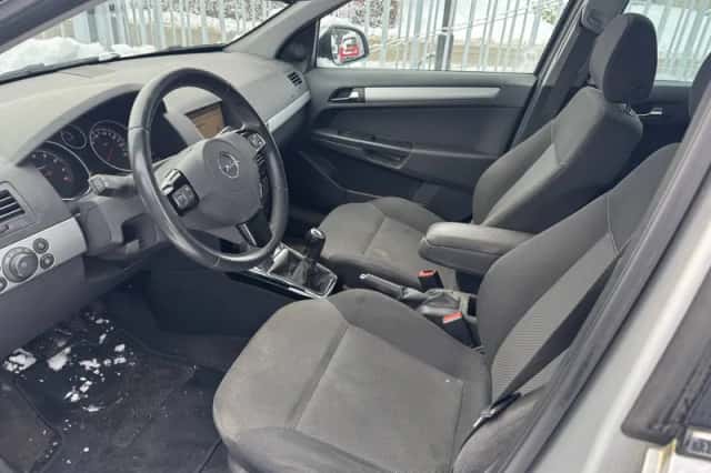 Opel Astra (2010) thumbnail 3