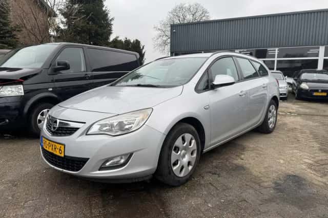 Opel Astra (2011) thumbnail 2