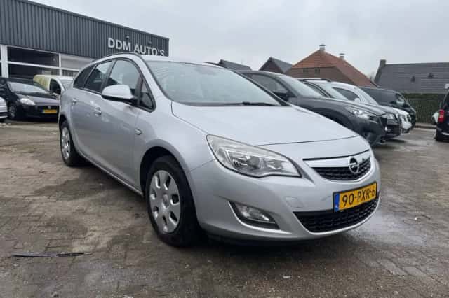 Opel Astra (2011) thumbnail 3