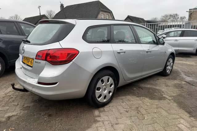Opel Astra (2011) thumbnail 6