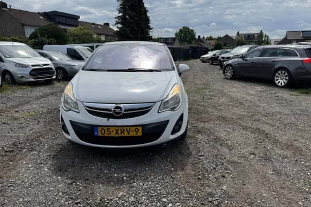 Opel Corsa (2011) thumbnail 2