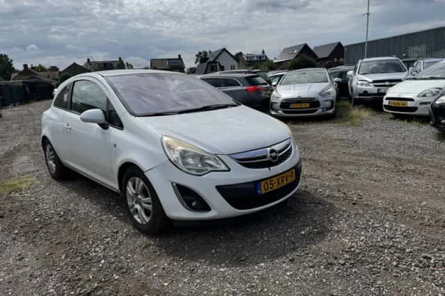 Opel Corsa (2011) thumbnail 3
