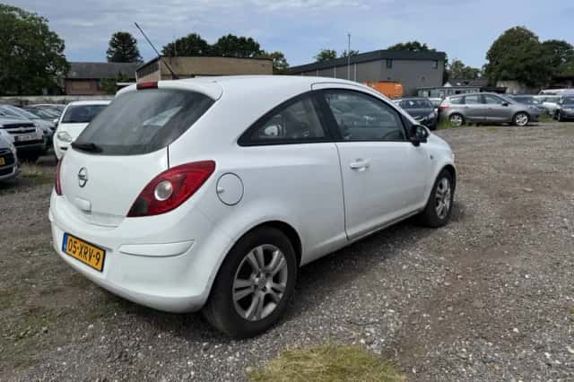 Opel Corsa (2011) thumbnail 4