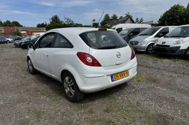 Opel Corsa (2011) thumbnail 5