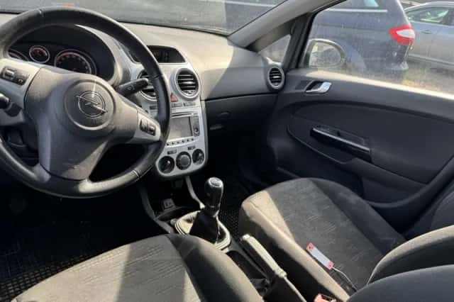Opel Corsa (2012) thumbnail 4
