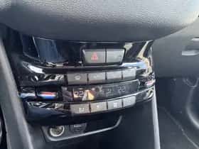 Peugeot 208 (2012) thumbnail 12