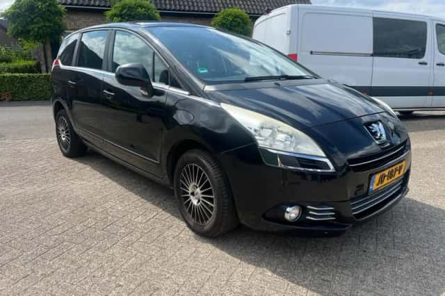 Peugeot 5008 (2010) thumbnail 2