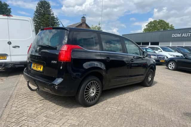 Peugeot 5008 (2010) thumbnail 3