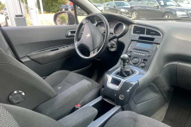 Peugeot 5008 (2010) thumbnail 5
