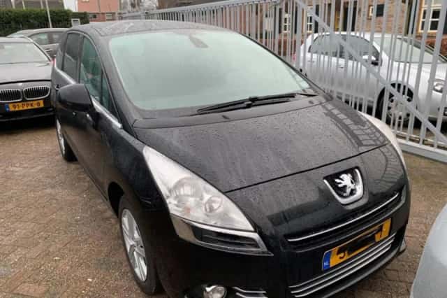 Peugeot 5008 (2011) thumbnail 2