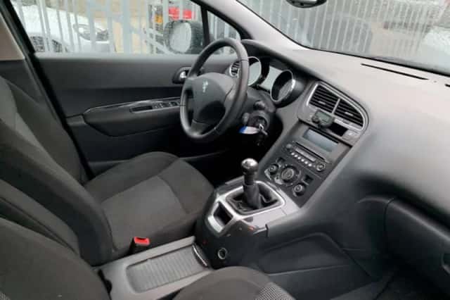 Peugeot 5008 (2011) thumbnail 4