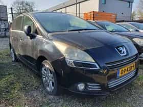 Peugeot 5008 (2010) thumbnail 2