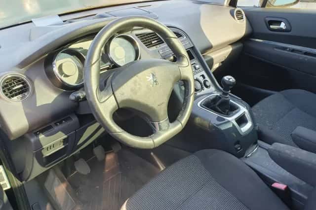 Peugeot 5008 (2010) thumbnail 6