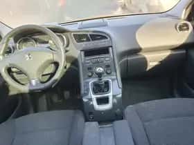 Peugeot 5008 (2010) thumbnail 7