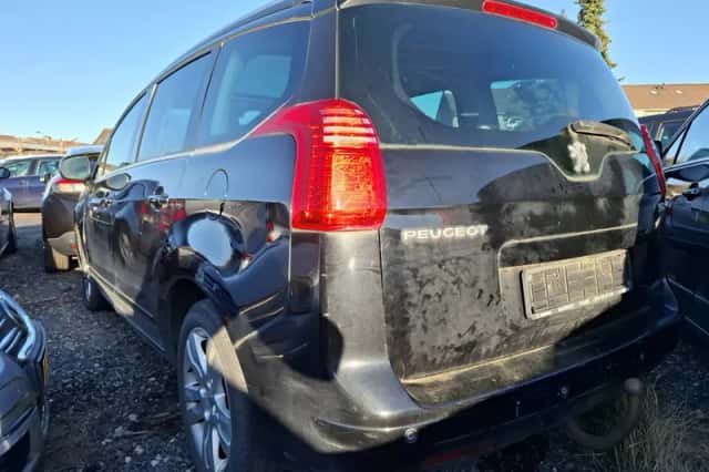 Peugeot 5008 (2010) thumbnail 2
