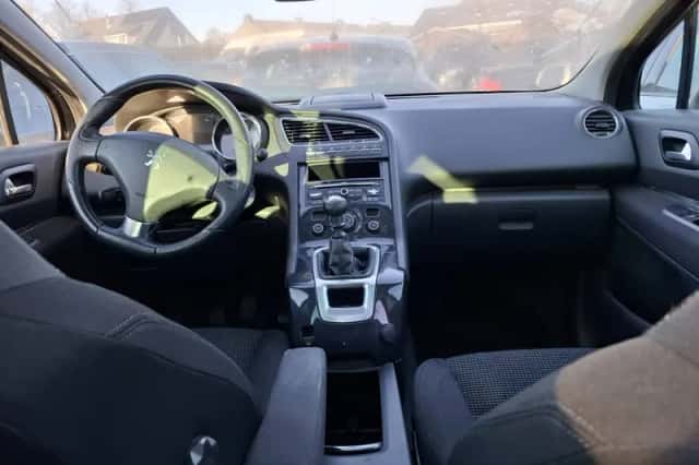 Peugeot 5008 (2010) thumbnail 3