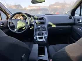 Peugeot 5008 (2010) thumbnail 3