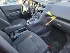 Peugeot 5008 (2010) thumbnail 4