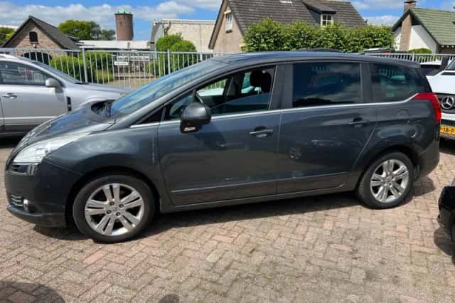 Peugeot 5008 (2010) thumbnail 4