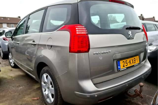 Peugeot 5008 (2010) thumbnail 2
