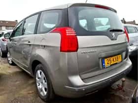 Peugeot 5008 (2010) thumbnail 2