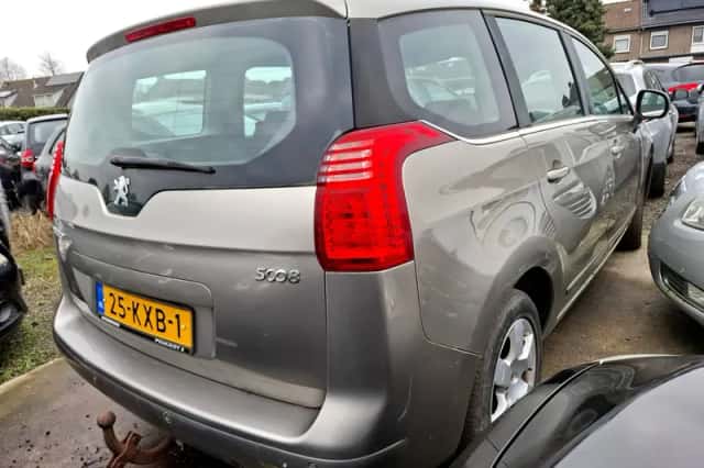 Peugeot 5008 (2010) thumbnail 3