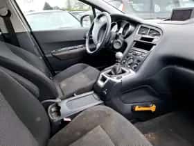 Peugeot 5008 (2010) thumbnail 4