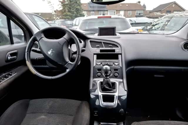 Peugeot 5008 (2010) thumbnail 5