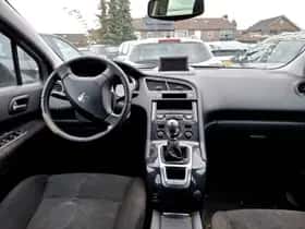 Peugeot 5008 (2010) thumbnail 5