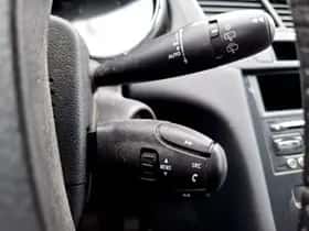 Peugeot 5008 (2010) thumbnail 9