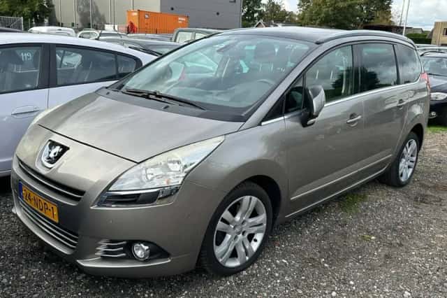Peugeot 5008 (2010) thumbnail 2