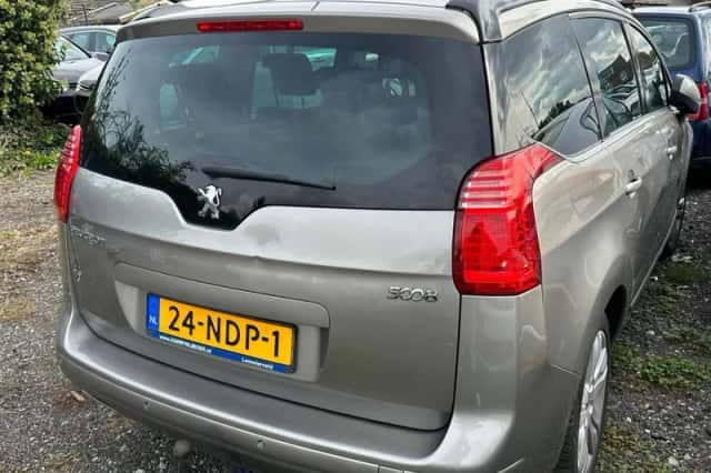 Peugeot 5008 (2010) thumbnail 4