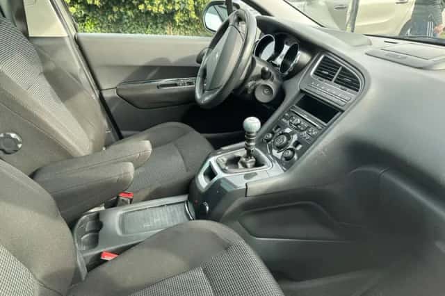 Peugeot 5008 (2010) thumbnail 5