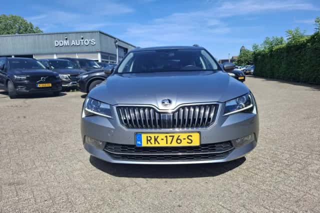 Škoda Superb (2018) thumbnail 2