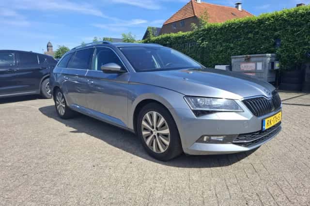 Škoda Superb (2018) thumbnail 3